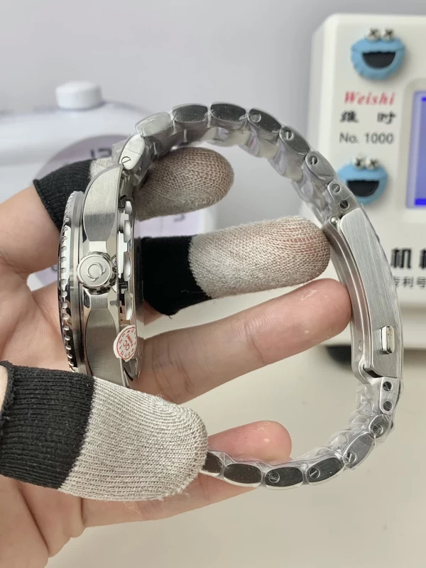 オメガコピー時計215.30.46.21.03.001側面ケース