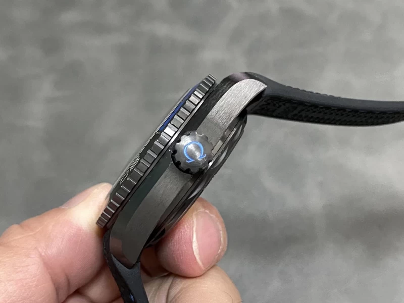 オメガ時計コピー215.92.46.22.01.002側面ケース