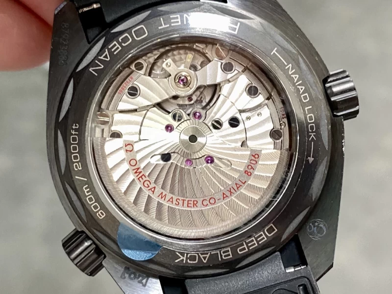 オメガ時計コピー215.92.46.22.01.002裏蓋ムーブメント