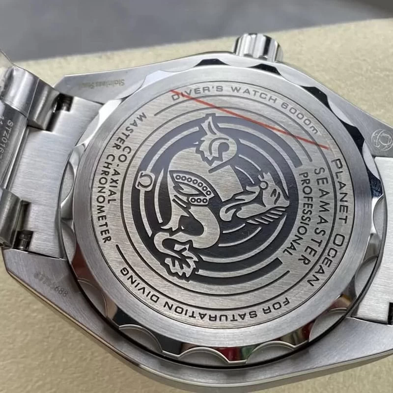 オメガコピー時計215.30.46.21.06.001裏蓋