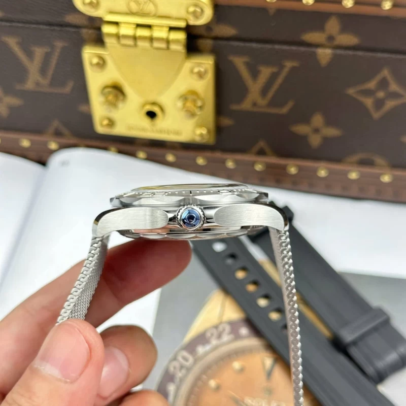 オメガコピー時計210.30.42.20.06.002側面ケース