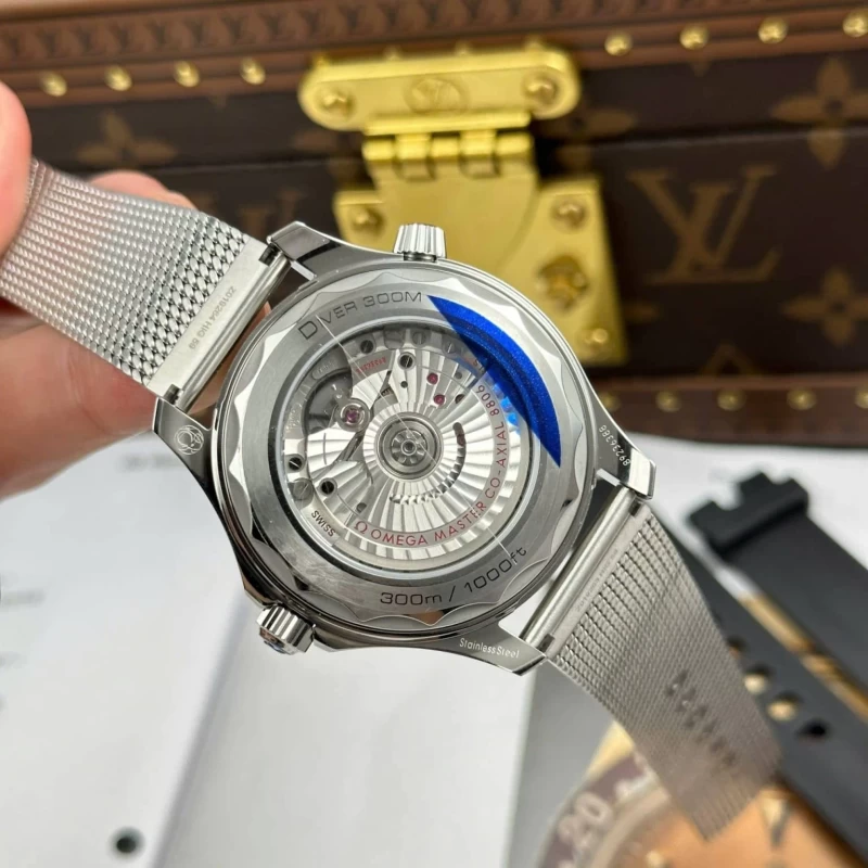 オメガコピー時計210.30.42.20.06.002裏蓋ムーブメント