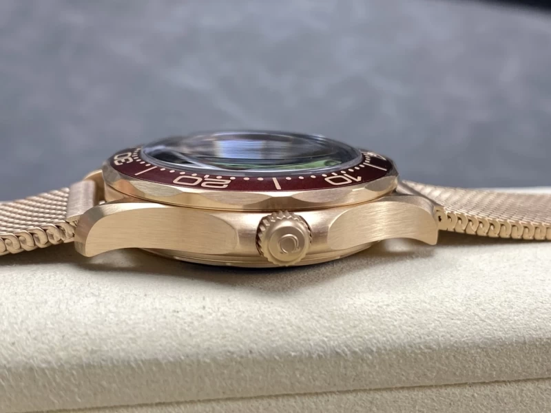 オメガコピー時計210.90.42.20.01.003側面ケース