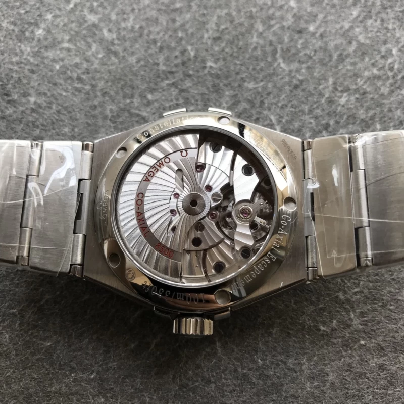 オメガコピー時計123.10.38.21.03.001裏蓋ムーブメント