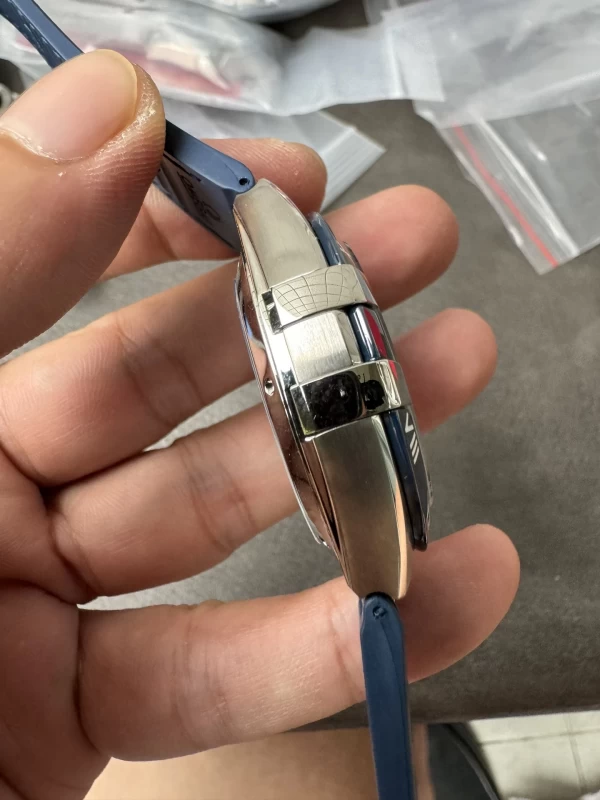 オメガ時計コピー131.33.41.21.04.001側面ケース