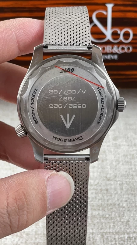 ブランドオメガコピー210.90.42.20.01.002裏蓋