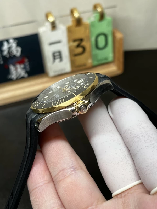 オメガ時計コピー210.22.42.20.01.001側面ケース