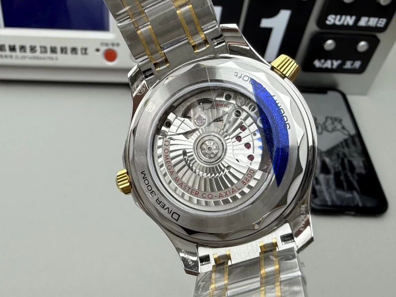 オメガ時計コピー210.20.42.20.03.001裏蓋ムーブメント