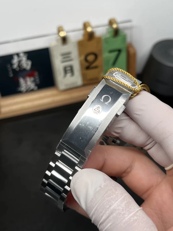 オメガコピー時計215.30.44.21.01.008バンド