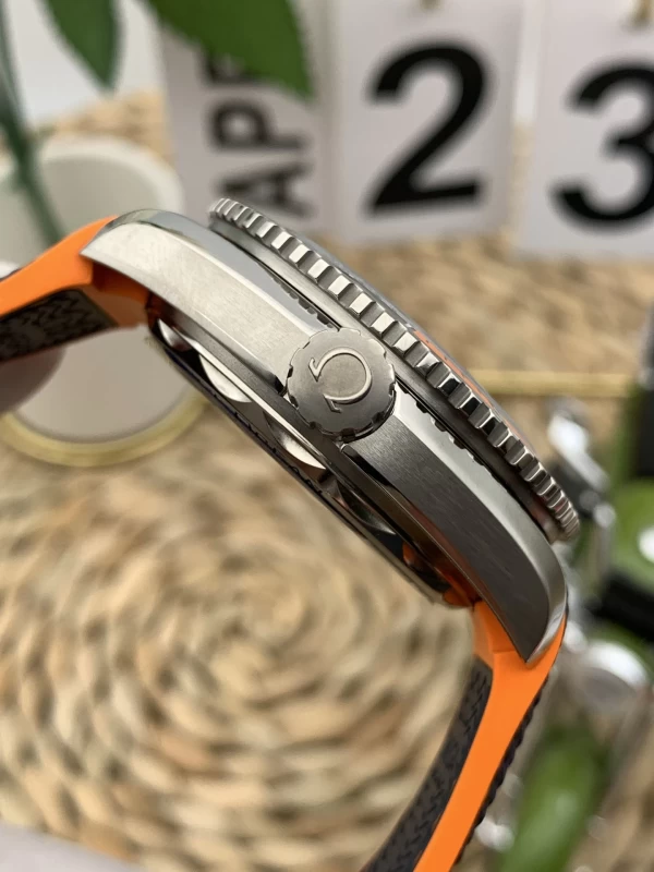  オメガコピー時計215.92.43.21.99.001側面ケース