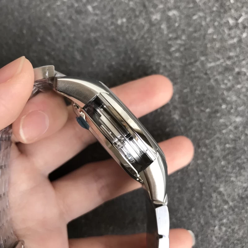 オメガコピー時計433.10.41.21.03.001側面ケース