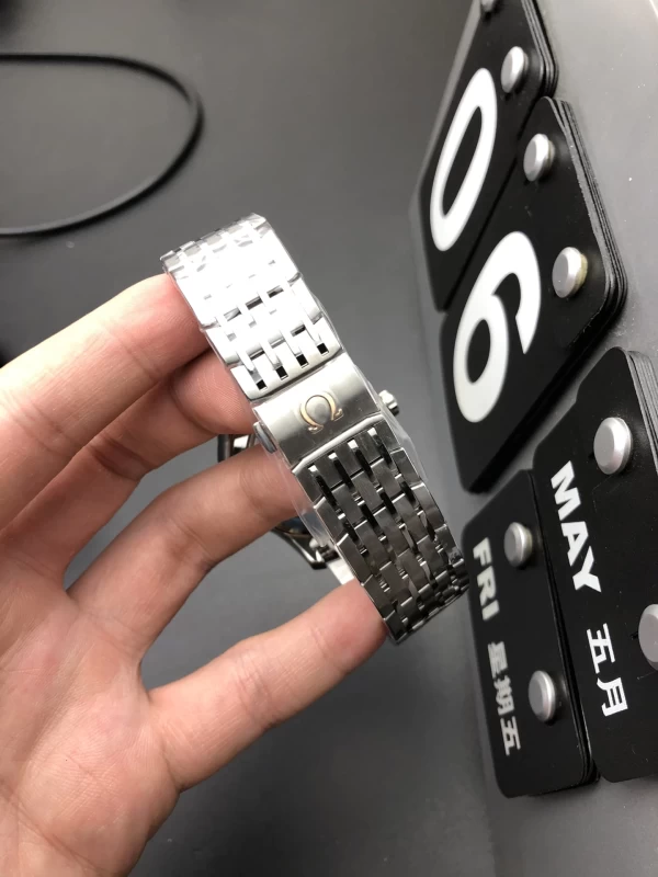 オメガ時計コピー424.10.40.20.01.001バンド