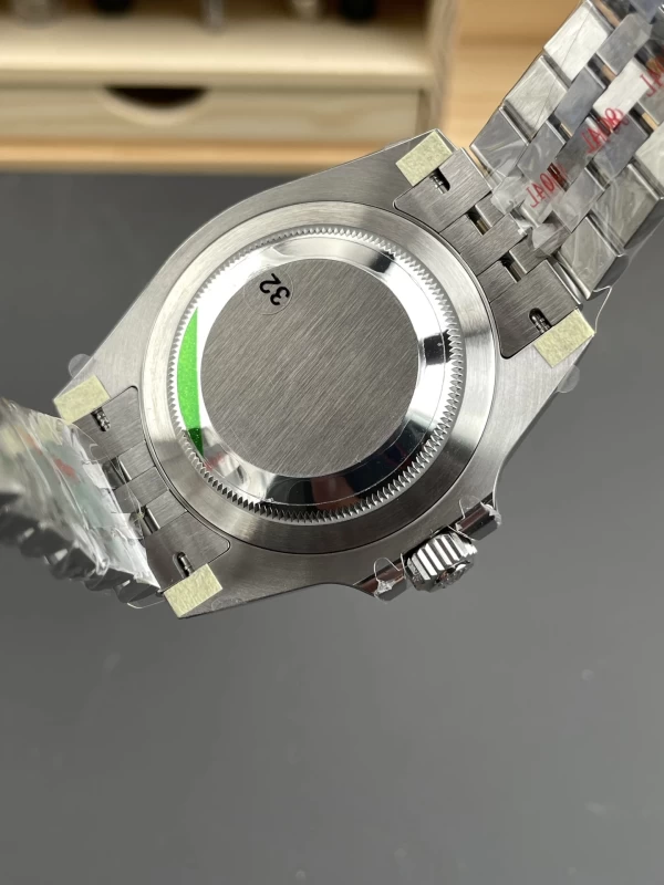 ロレックスコピー時計m126720vtnr裏蓋