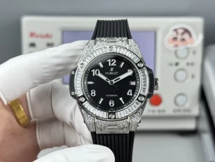 ウブロHUB1710 世界中ブランドの自動巻きムーブメントを搭載 125840