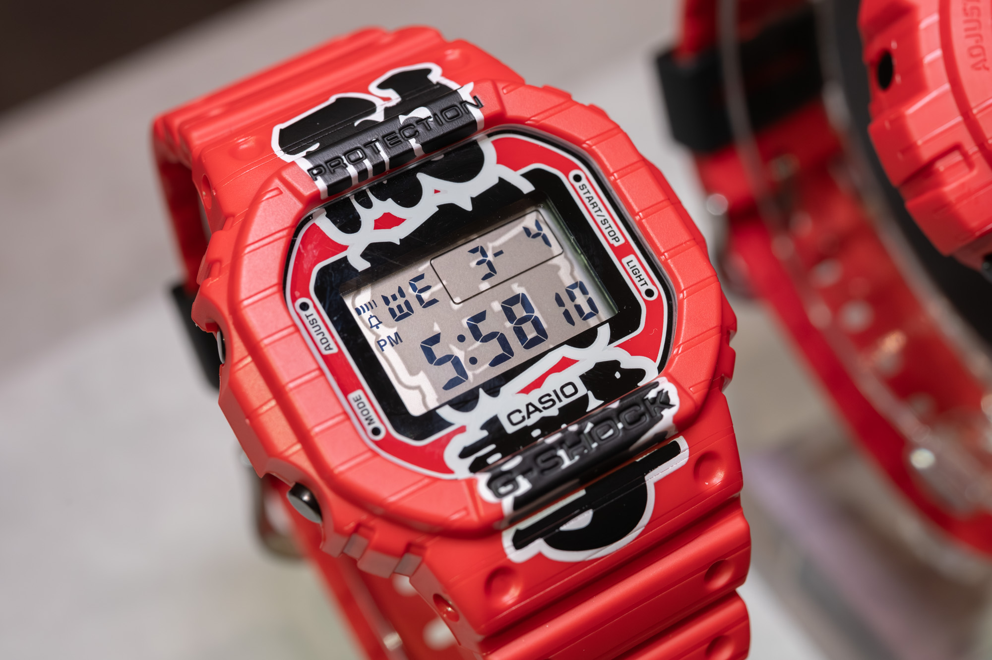 G-SHOCK、飲み屋の「赤提灯」"衝撃デザイン"の2機種を4月に発売　DW-5600AKA / DW-6900AKA